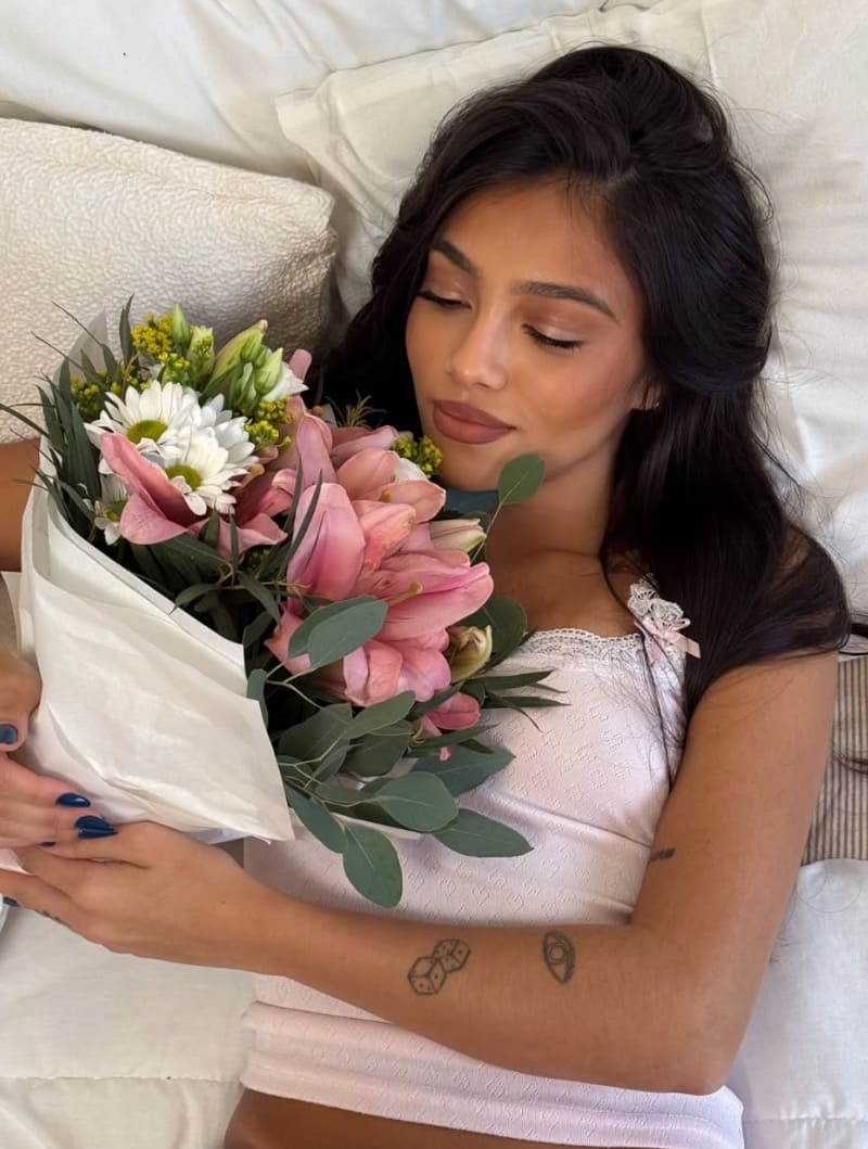 Babe in bed met bloemen