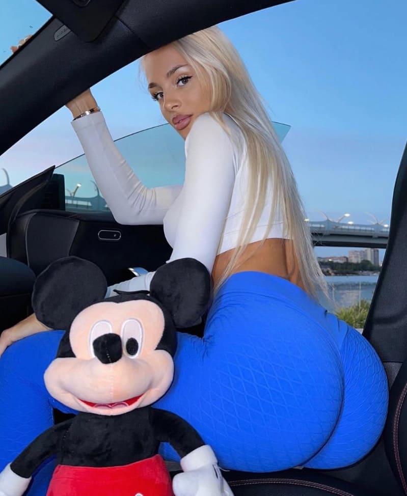 Sexy blonde met bolle billen in blauwe broek
