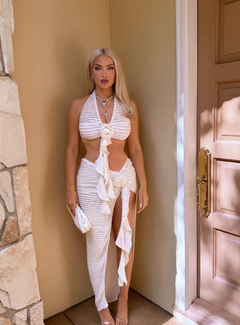 Babe in witte outfit