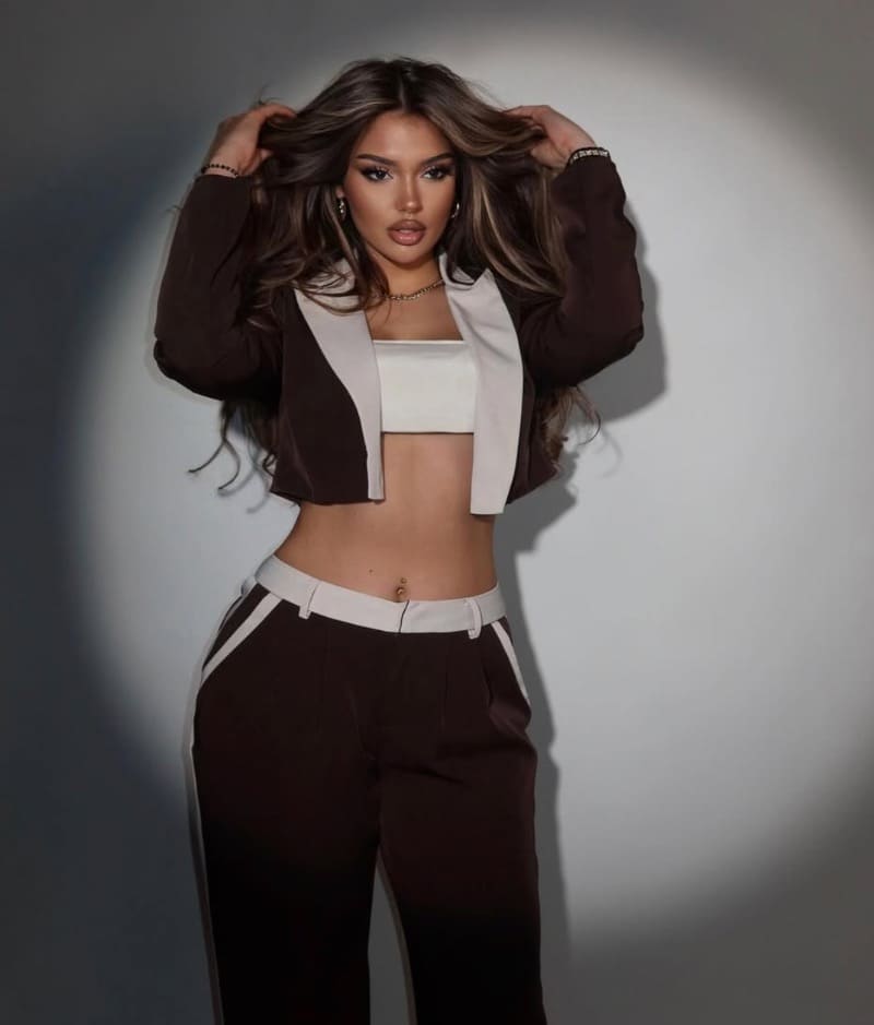 Etrita in bruine tracksuit