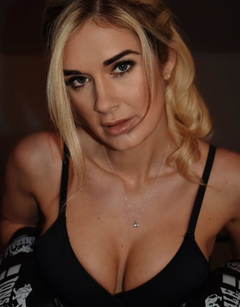 Babe maakt selife met dikke tieten