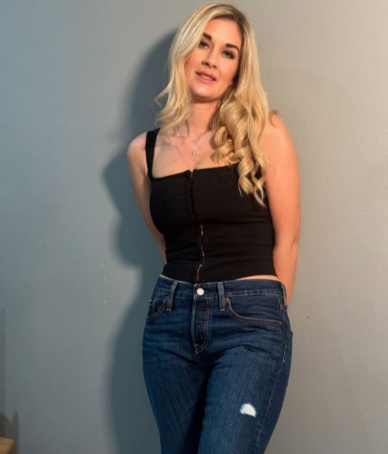 Tanya in zwarte outfit
