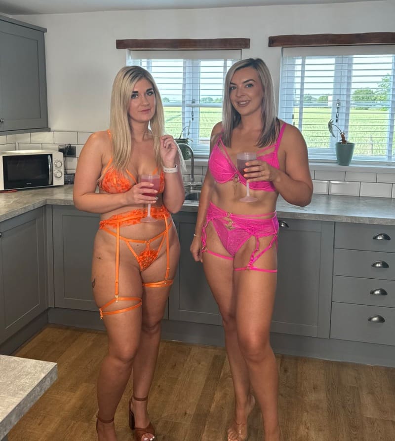 Sexy blondines in lingerie
