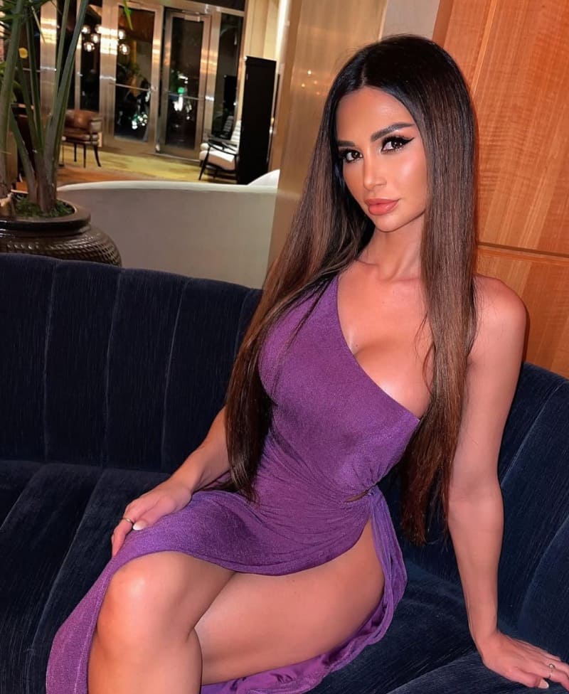 Eriana in paarse jurk 