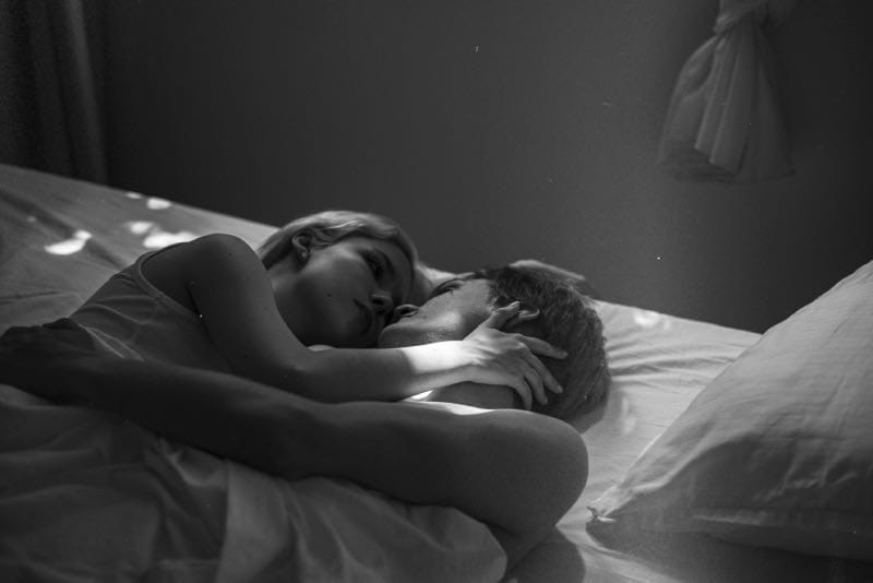 Vrouw faked orgasmes in bed