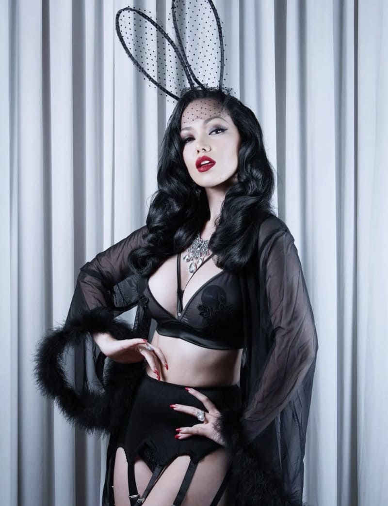 Kitrysha in sexy zwarte lingerie