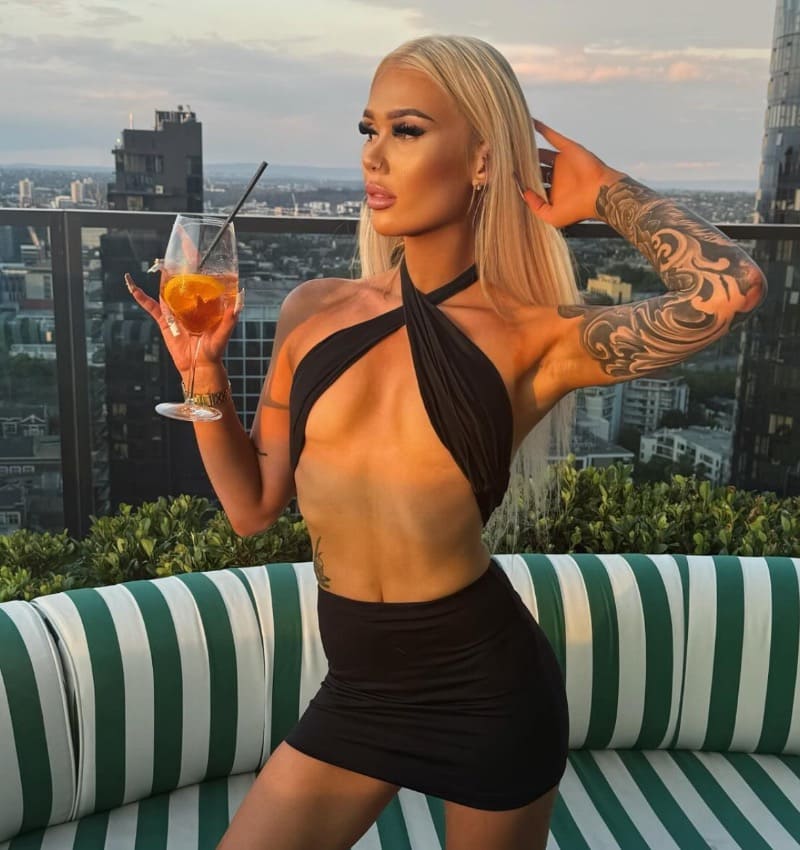 Babe in sexy rokje