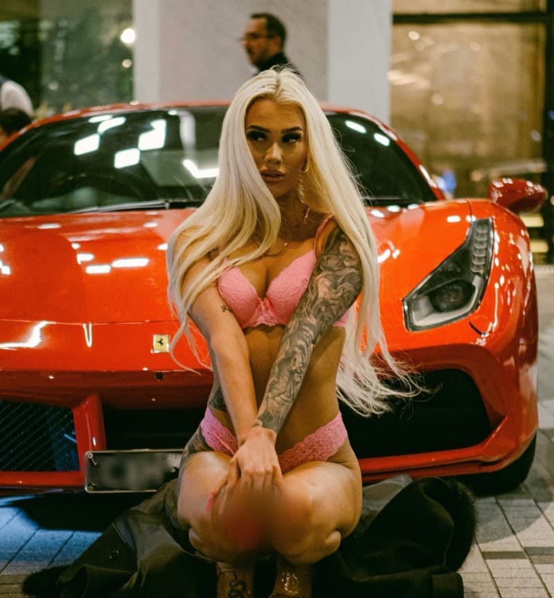 Melanie in roze lingerie voor Ferrari