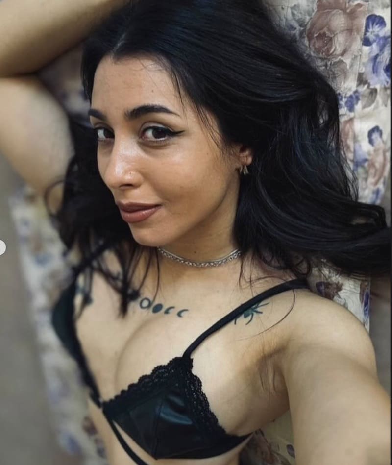Alice neemt selfie in lingerie