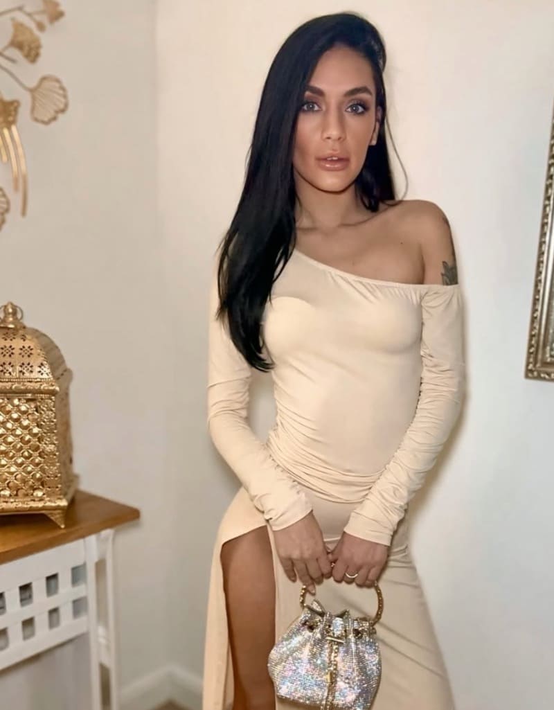 Babe in strakke beige jurk