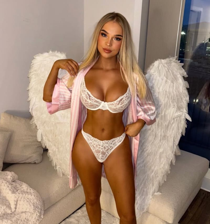 Babe in witte lingerie met engel vleugels