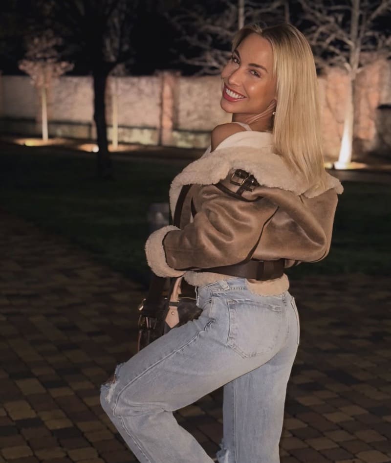 Bianca in sexy jeans
