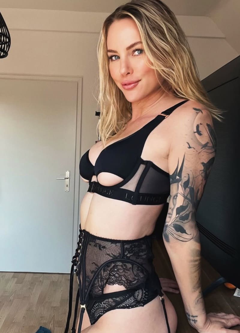 Sina poseert in zwarte lingerie