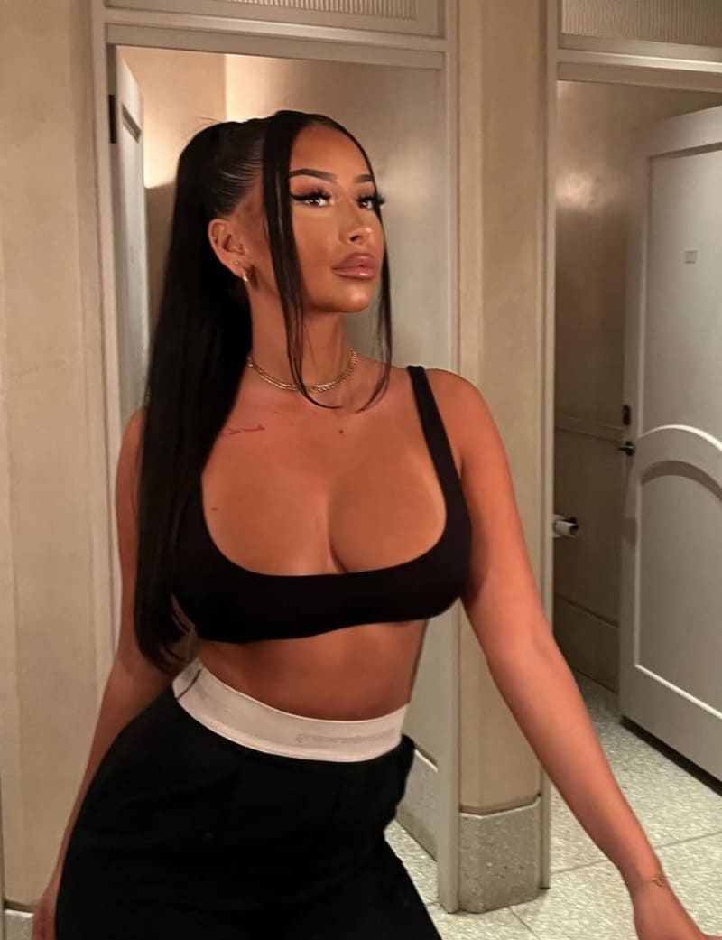 Valeria in sexy strak topje