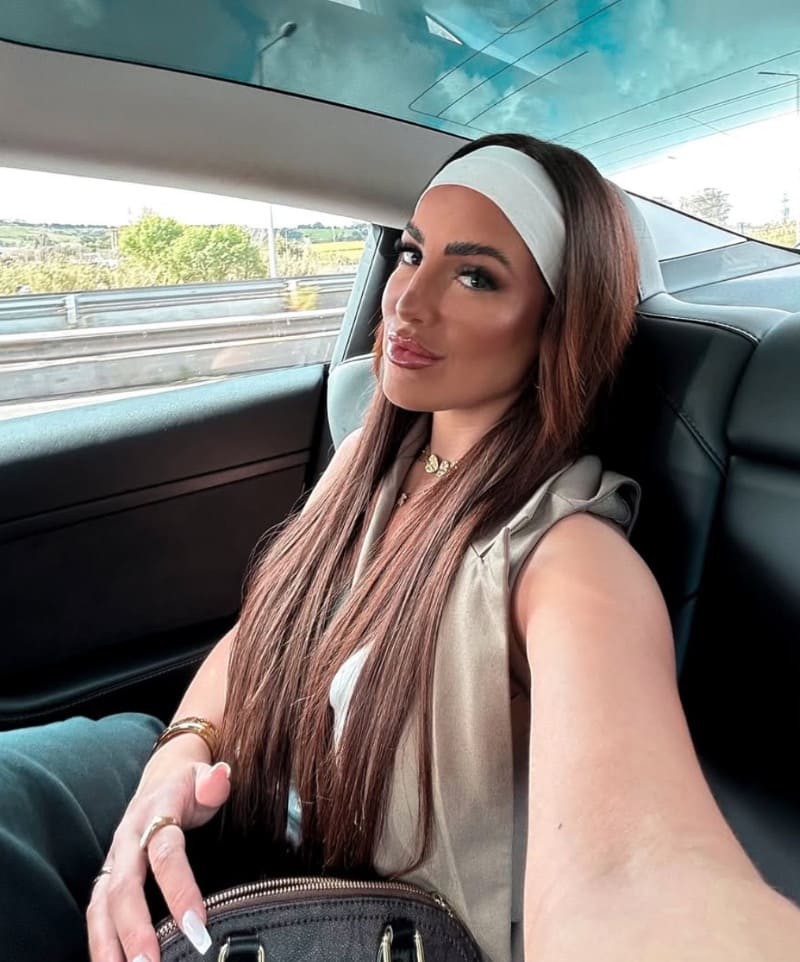 Babe in sexy outfit in auto