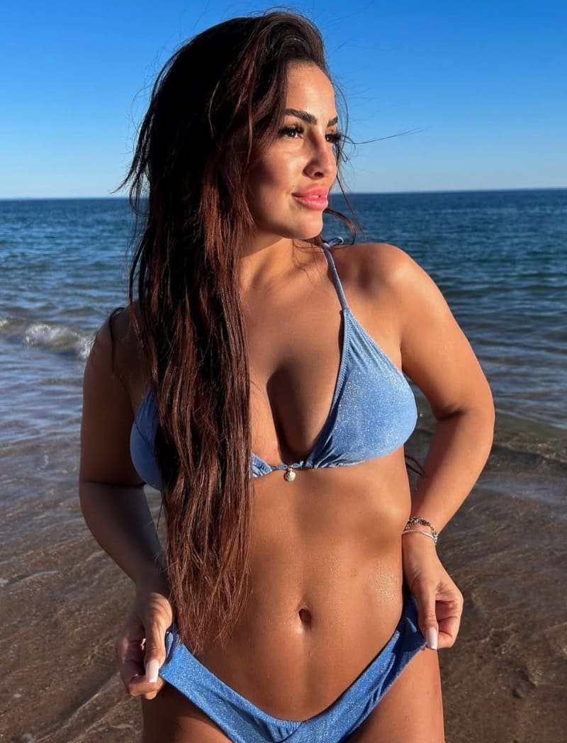 Rita op strand in bikini