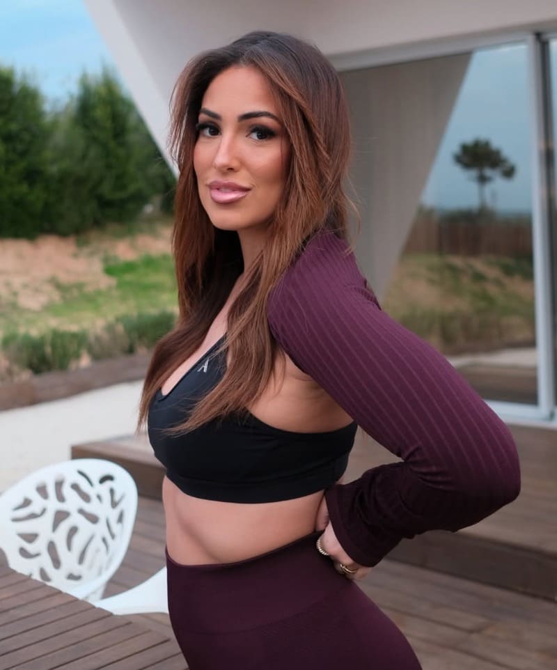 Rita in sexy paarse sport otufit