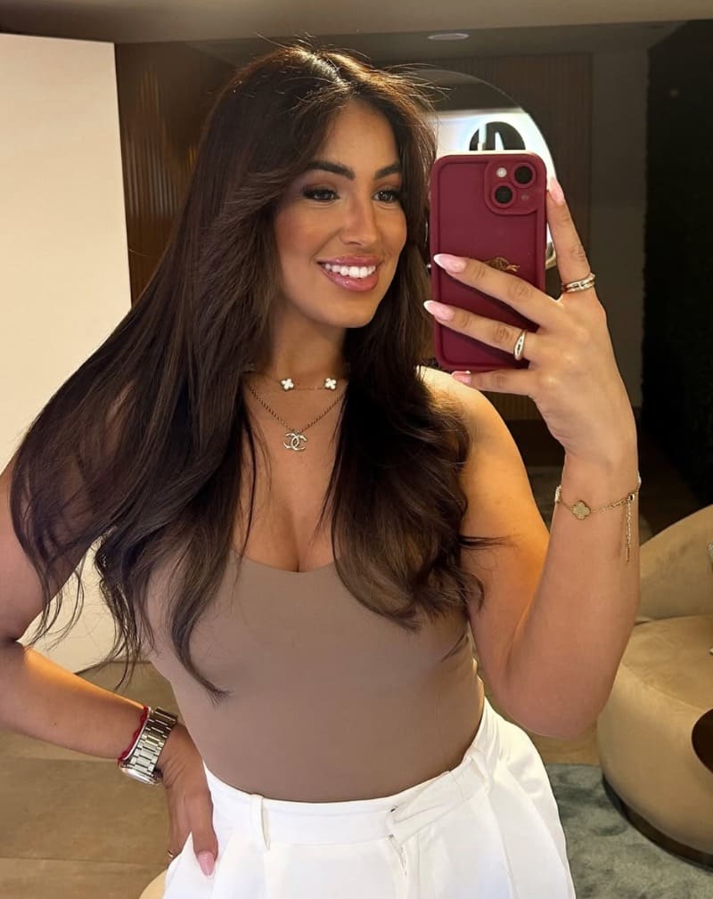 Babe met dikke tieten in beige top