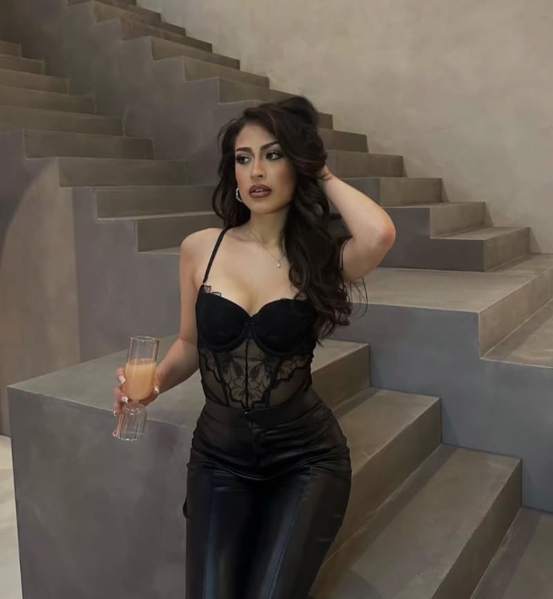 Babe in strakke zwarte jurk