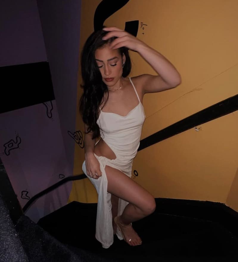 Nycole in witte jurk