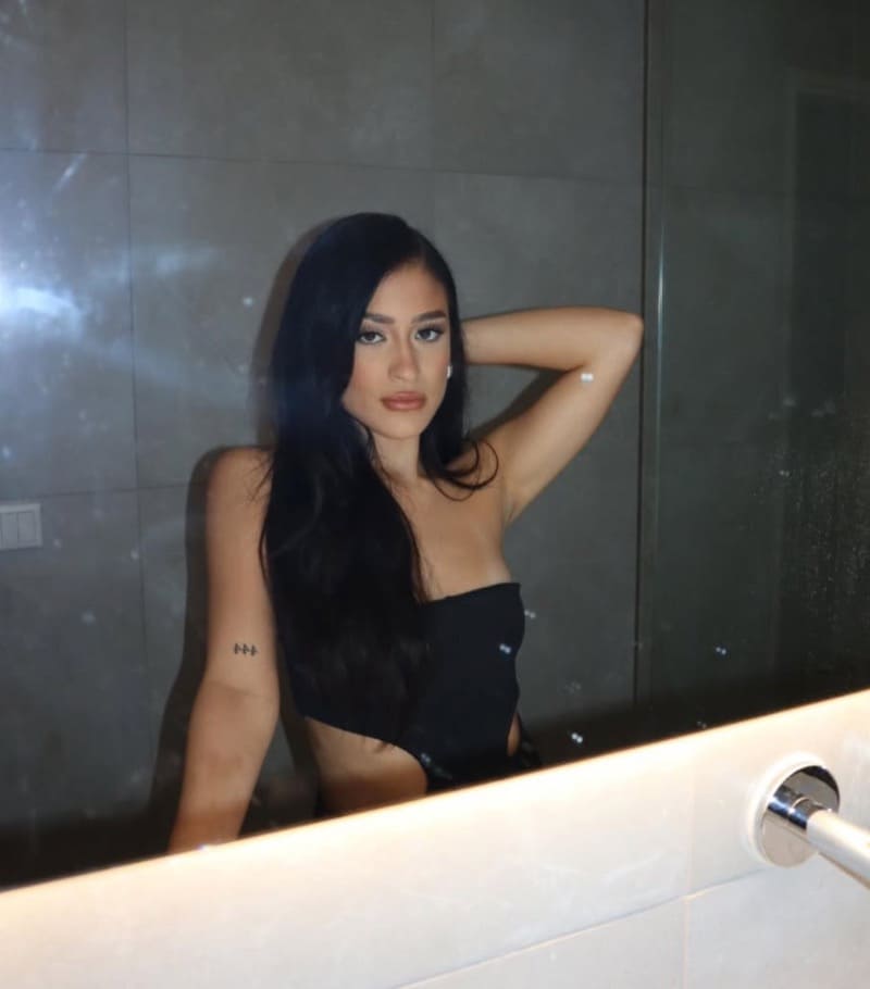 Babe kijkt in spiegel