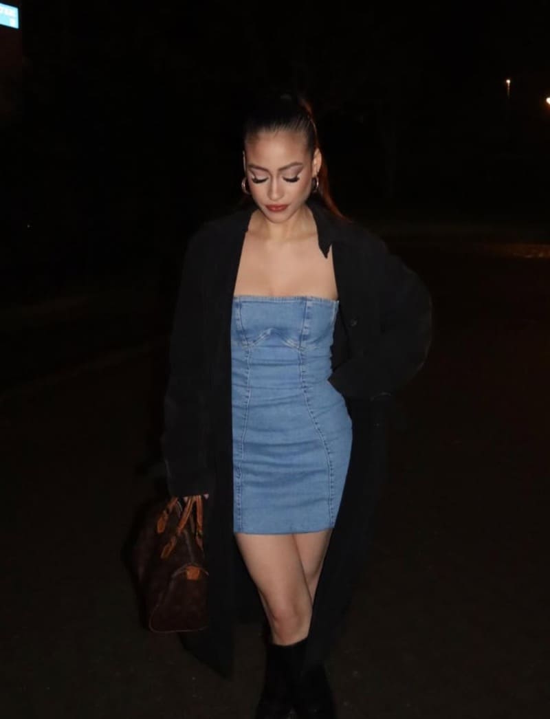 Nycole in blauwe jurk