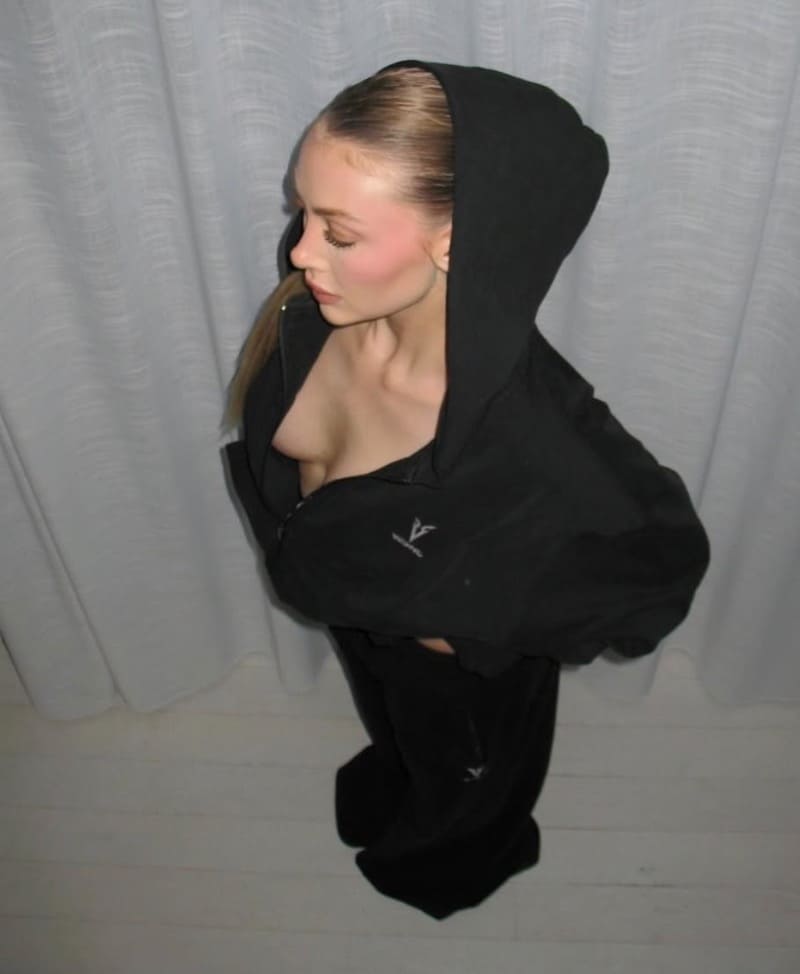 Babe in sexy zwarte outfit
