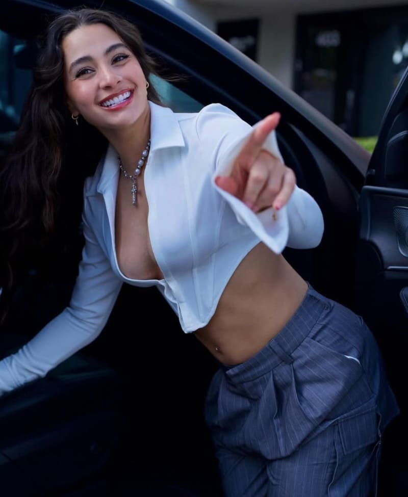 Sexy dame in wit topje met dikke tieten