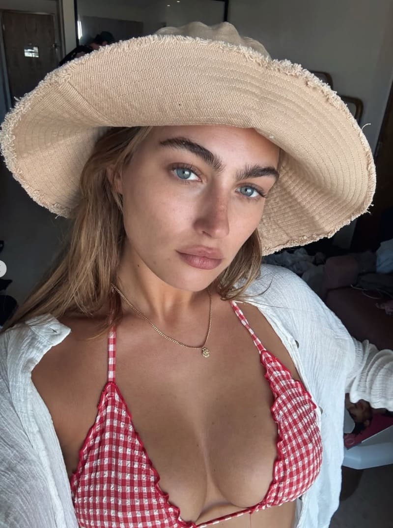 Marie met hoed op en rood gestipte bikini