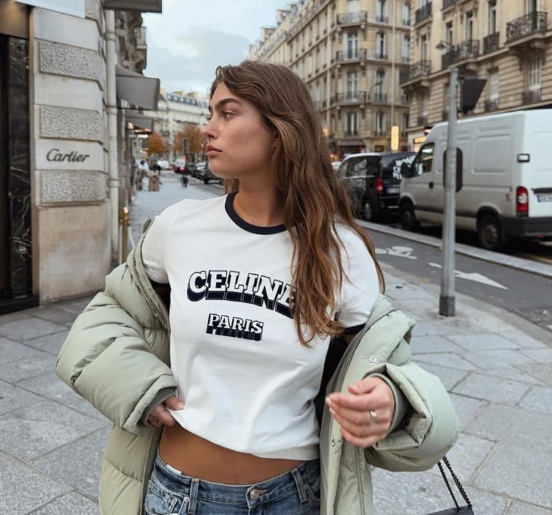 Marie poseert op straat