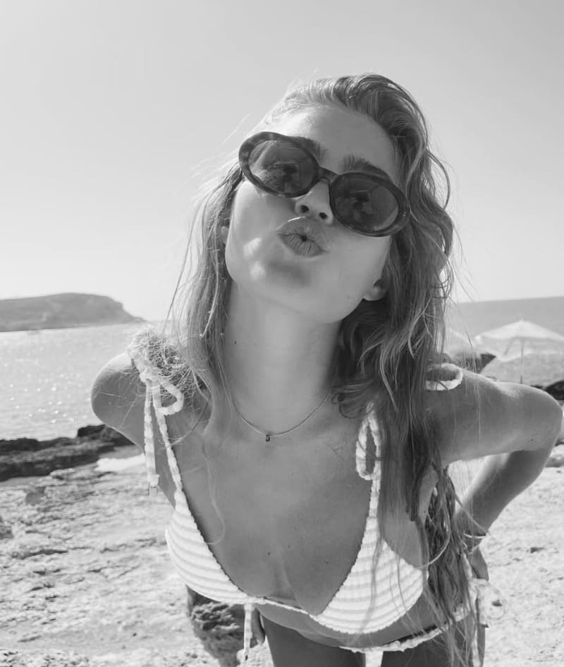 Babe in witte bikini