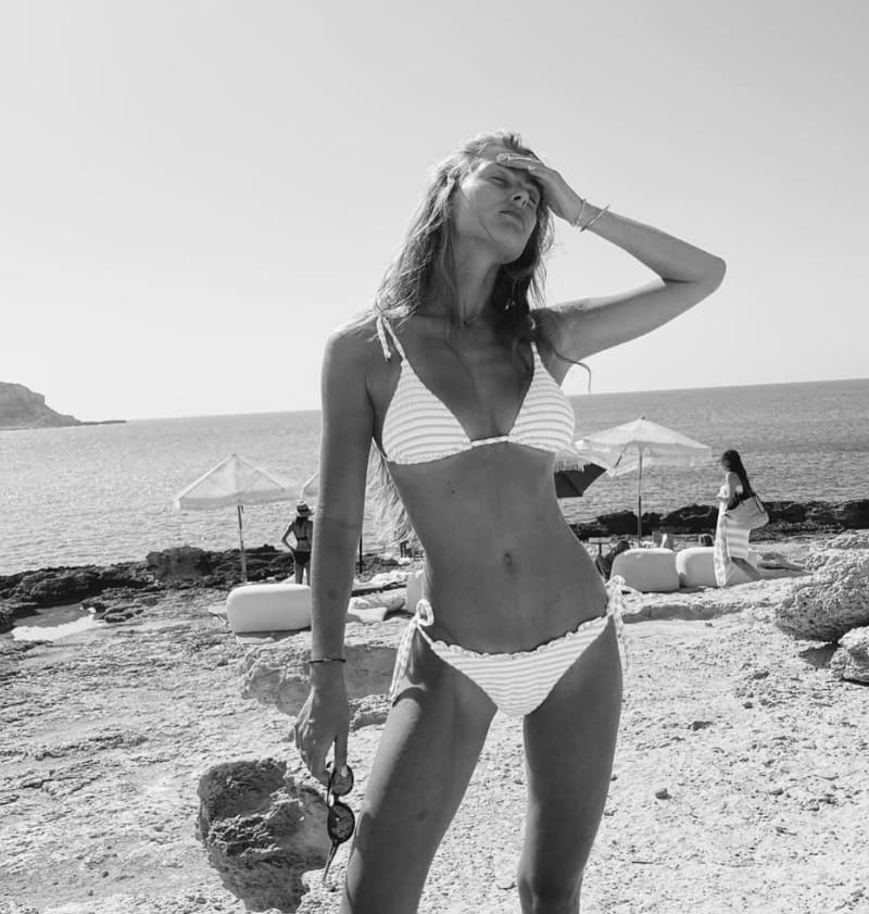 Sexy dame in witte bikini