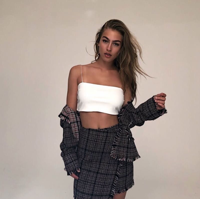 Babe met witte top in sexy pose