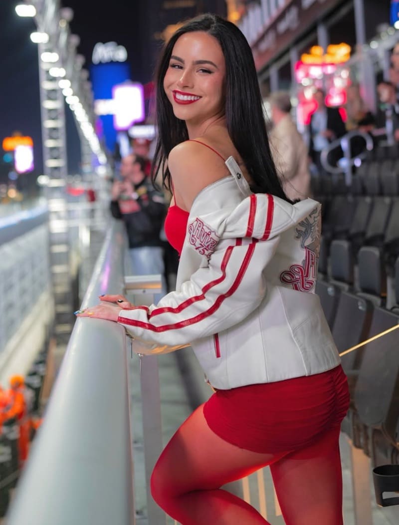 Babe in kort rood jurkje 