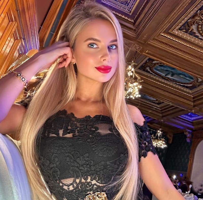 Louisa in sexy topje