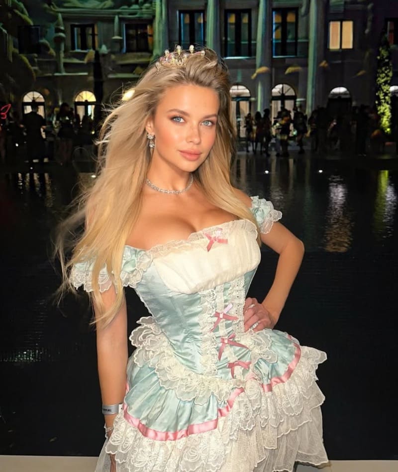 Louisa in sexy jurkje