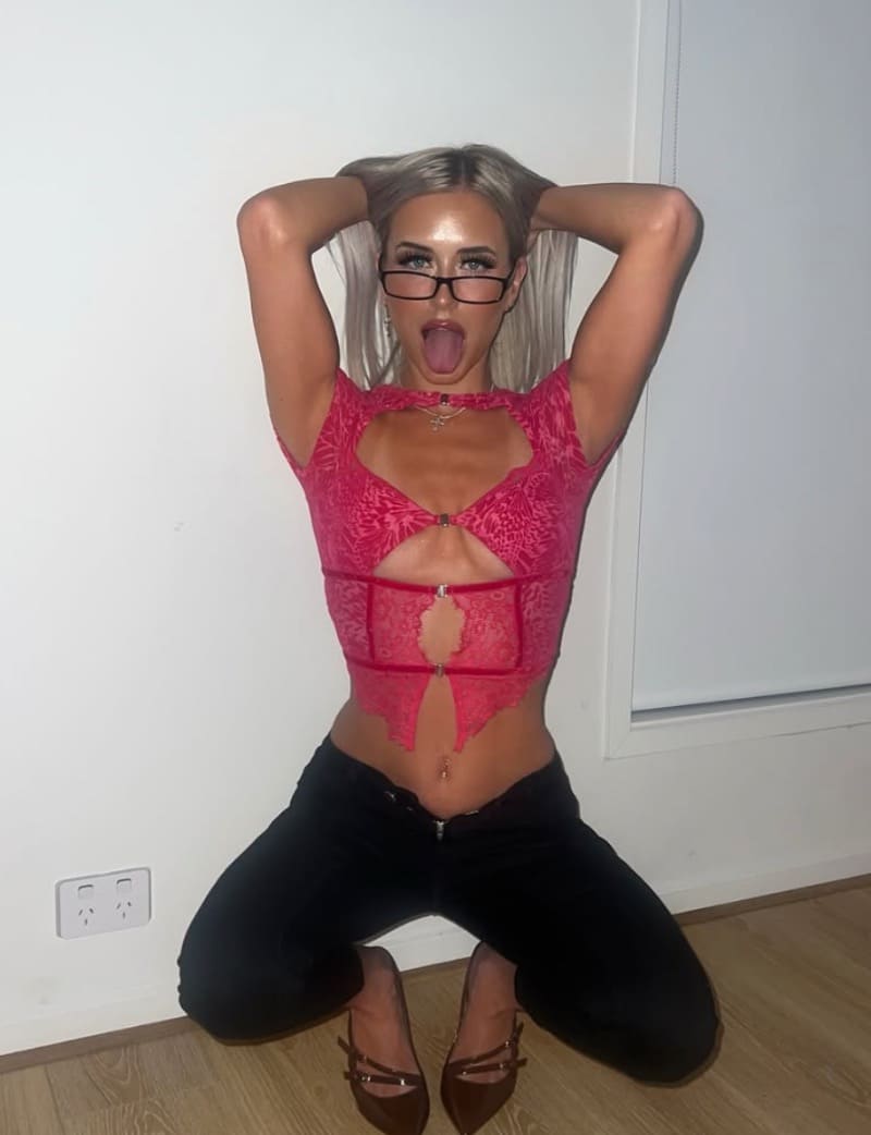 Babe in sexy rode outfit