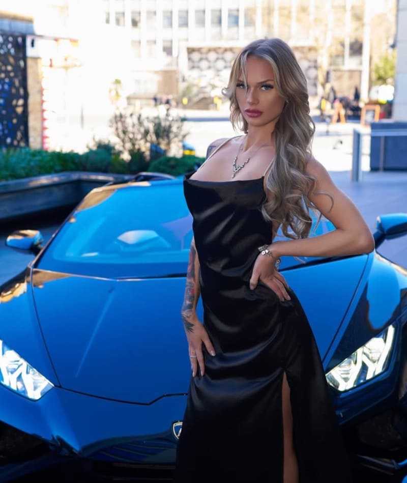 Babe voor lamborghini