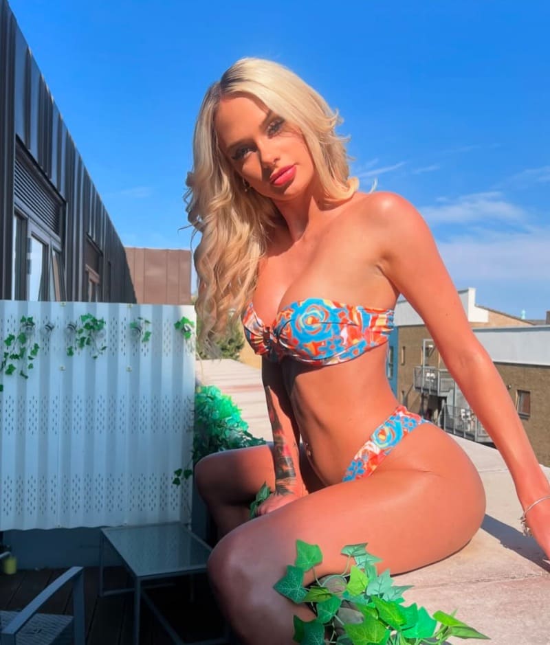 babe in sexy bikini