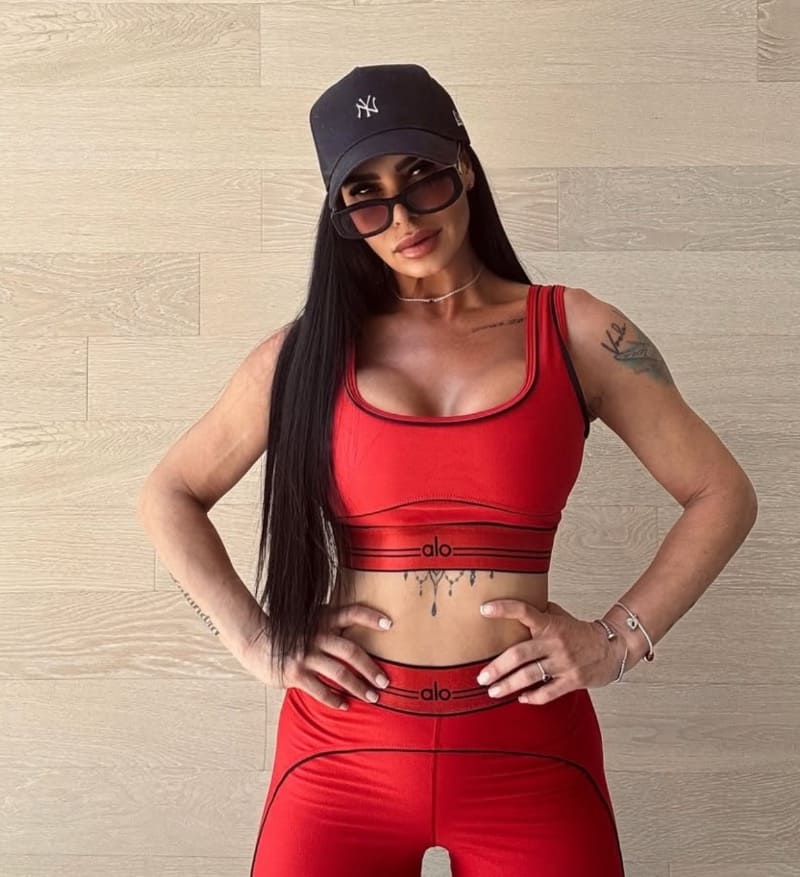 Babe in sport outfit