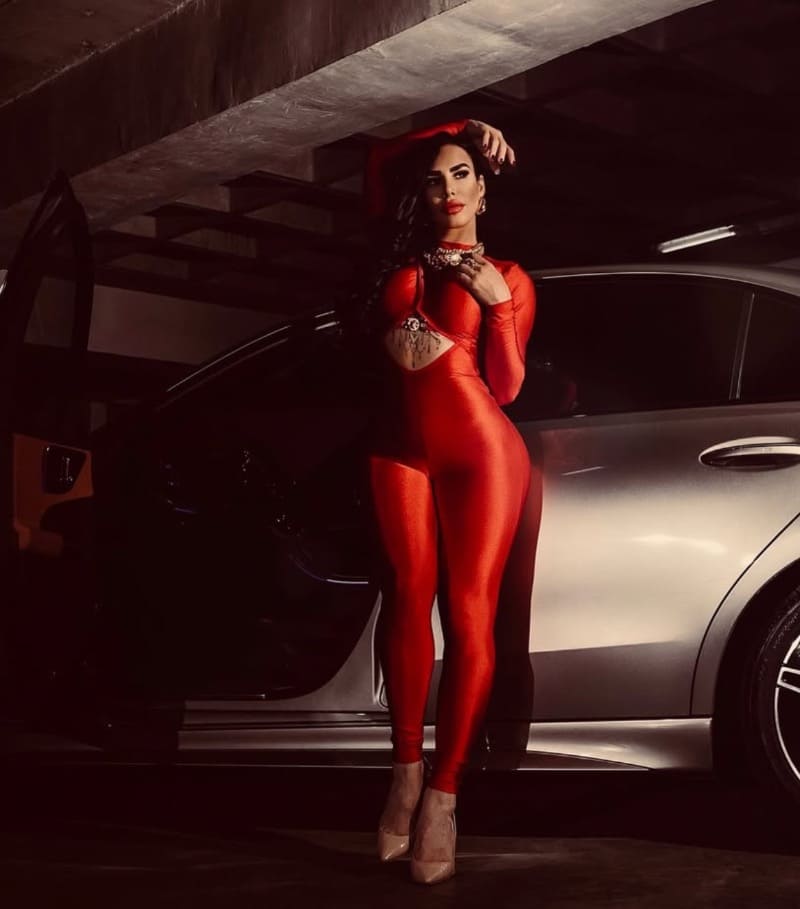 Babe in strakke rode outfit