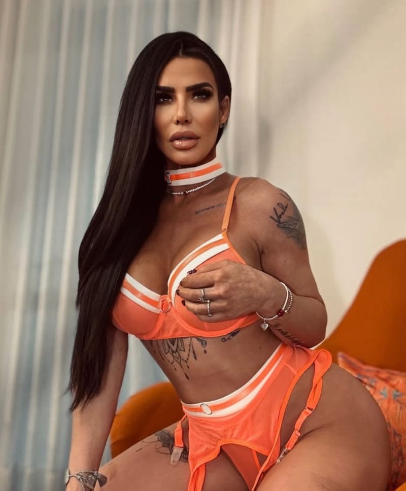 Babe in oranje lingerie