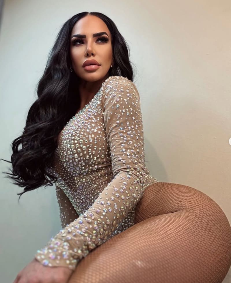 Liz in kort topje met sexy billen bloot