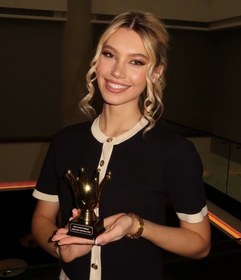 Natalie lacht voor foto