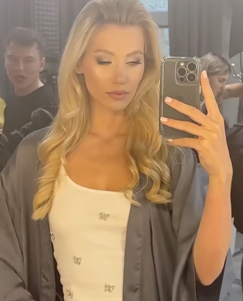 Sexy blondine neemt selfie