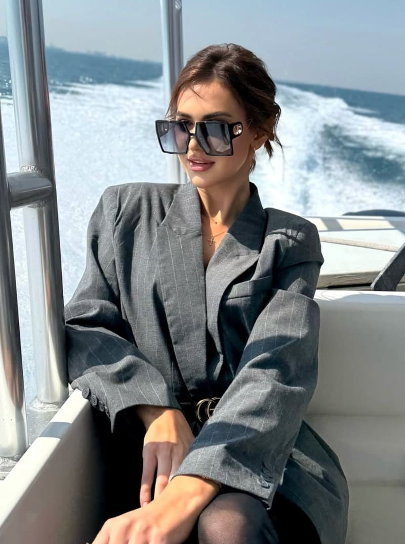 Babe in grijze jas