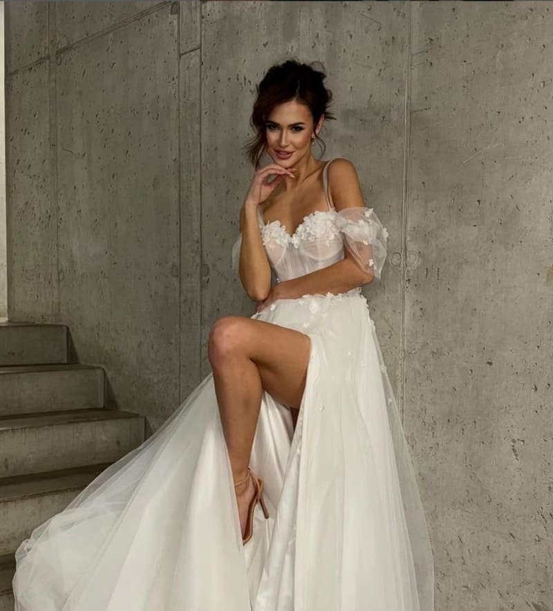 Anna-Marie in sexy witte jurk