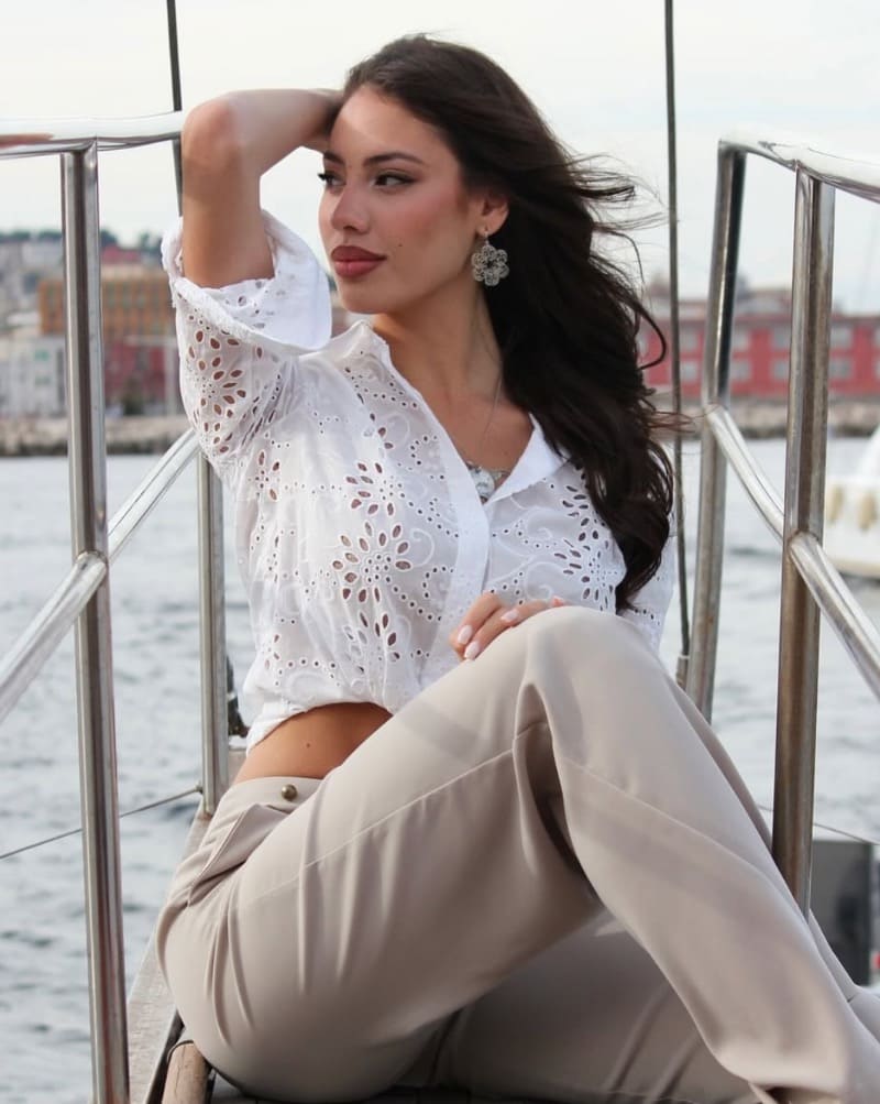Sexy dame in wit topje