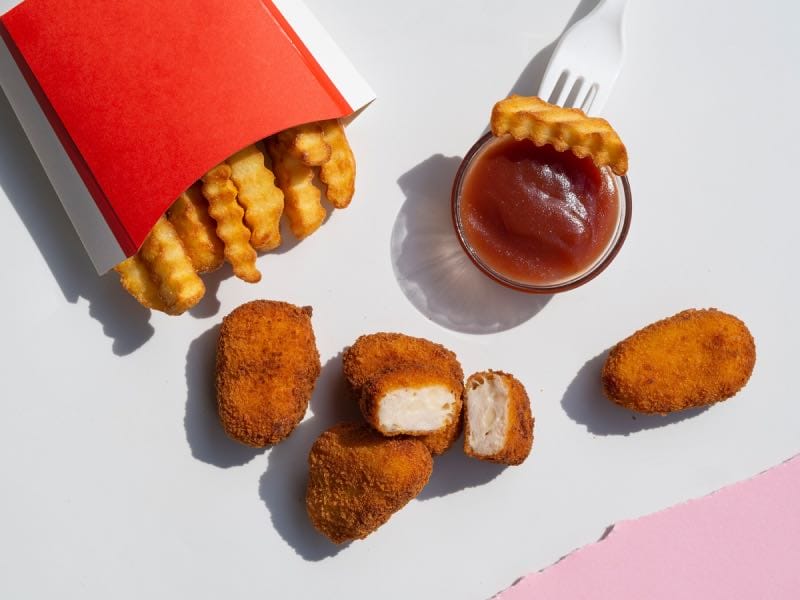 Neppe kipnuggets met frieten