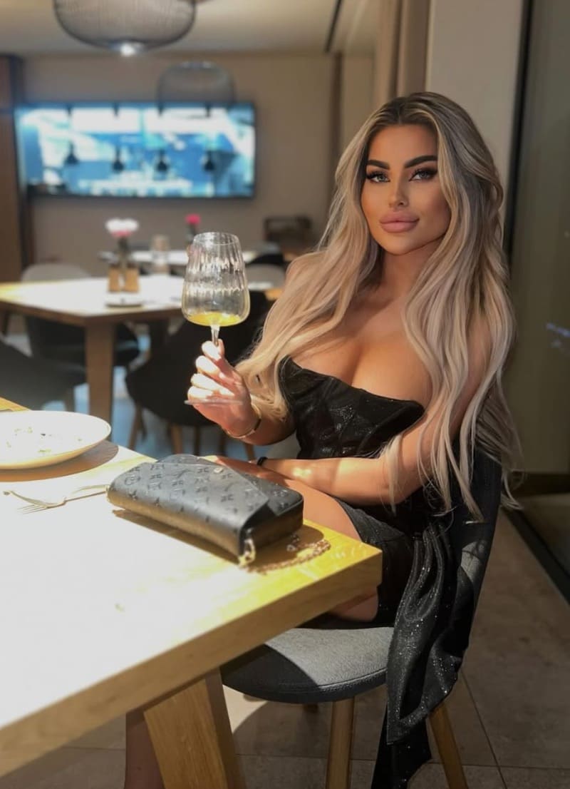 Luciana aan tafel met enorme tieten